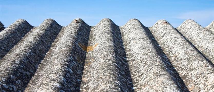 Azbest znika z budynków