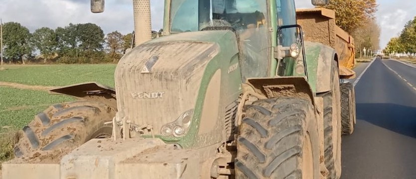 Po narkotykach i bez uprawnień. Wiózł ciągnikiem ładunek bez plandeki