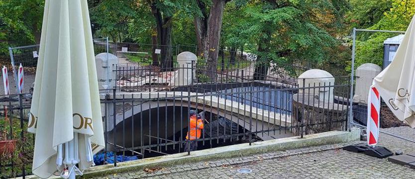 Remontują Mostek Zakochanych
