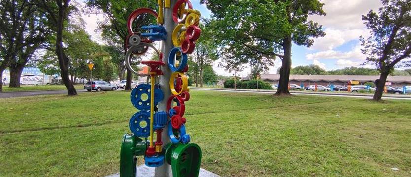 TPS ma pomysły na zagospodarowanie skweru. Na razie odmalowali totem