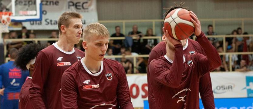 Koszykówka. Debiut Gildera i porażka PGE Spójni