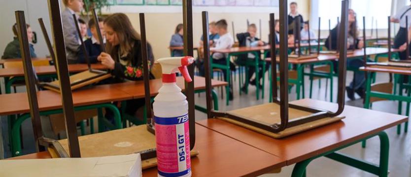 To nie segregacja, ale nowe wytyczne. Zaszczepieni mogą uczyć się stacjonarnie