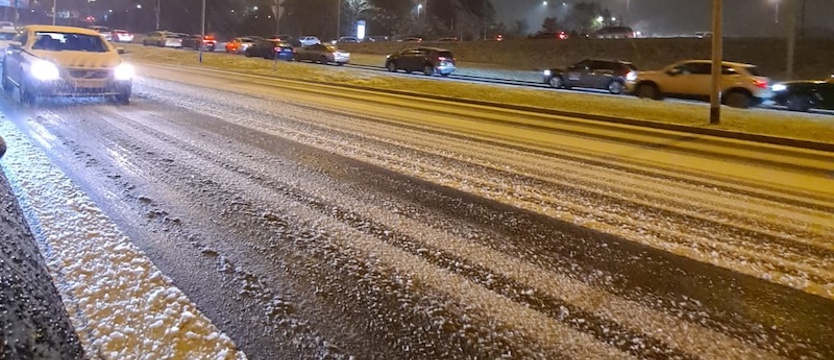 Sypnęło śniegiem, na drogach ślisko