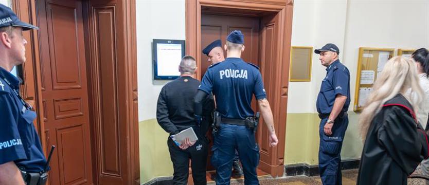 Ugodził nożem byłą partnerkę. Wyrok (może) we wrześniu