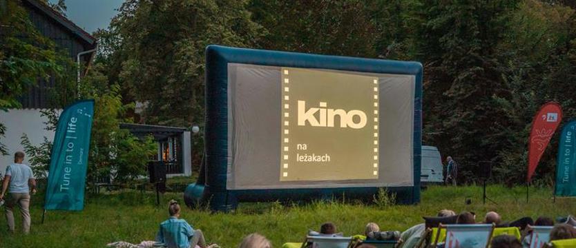 Kino plenerowe na Zawadzkiego. Wygodny leżak, rozgwieżdżone niebo i film