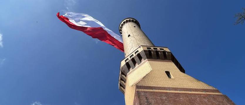 Flaga na latarni w Świnoujściu po raz dziesiąty