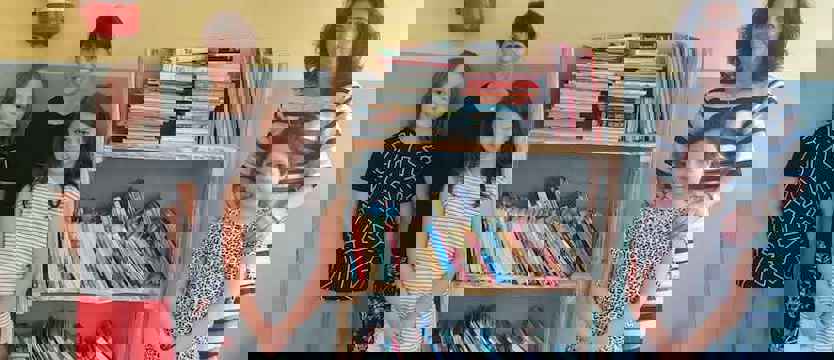 Podsumowali akcję „Liść dębu”. Leśny regał w SP 56