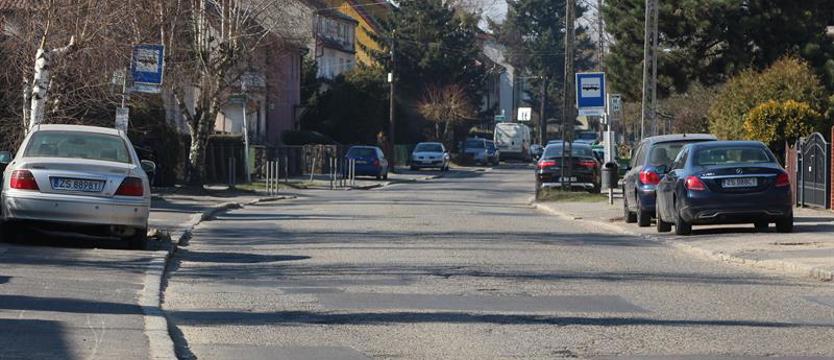 Bez remontu i przejść dla pieszych. Okulickiego znów musi czekać