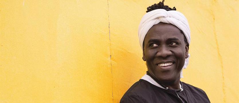 Richard Bona wystąpi w filharmonii, a nie na dziedzińcu zamku. Koncert w sobotę