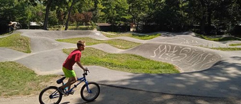 Nowy pumptrack z SBO. Kiedy hopki za „Jeziorakiem”?