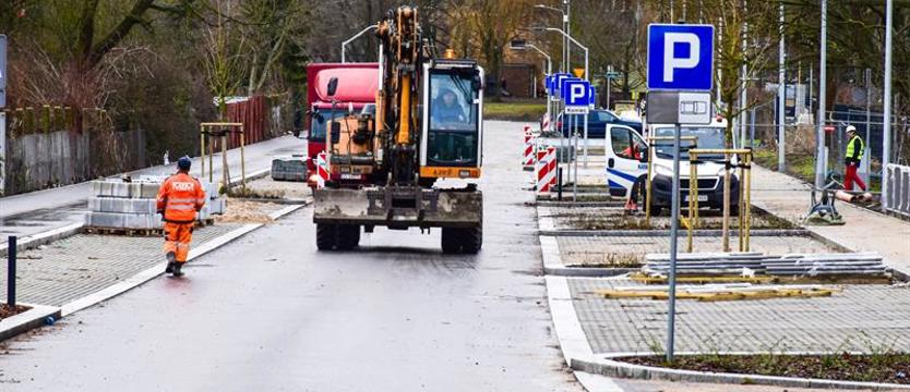 Prace wykończeniowe na ulicy Bożeny. Przy powstającej Fabryce Wody