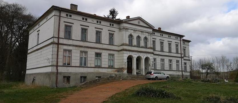 „Mecenas” K. eksmitował kontenery na śmieci