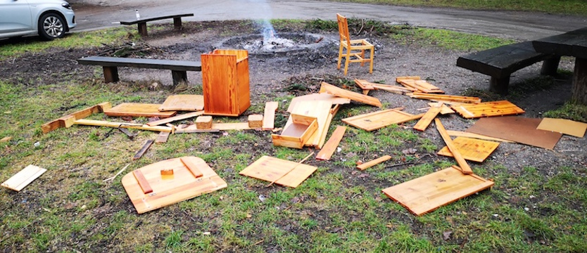 Meble poszły w ogień. Pieczona kiełbaska z dodatkiem lakieru
