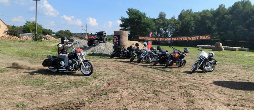 Razem w letnim plenerze. Dwieście bel siana i co najmniej tylu społeczników