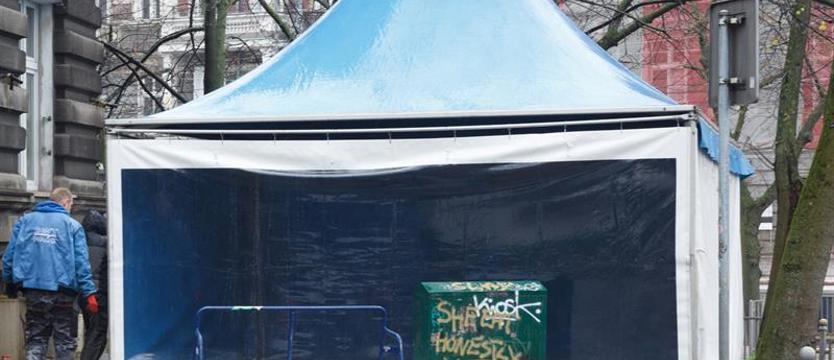 Namiot nadal bez zgody. Koniec z nielegalnym handlem?