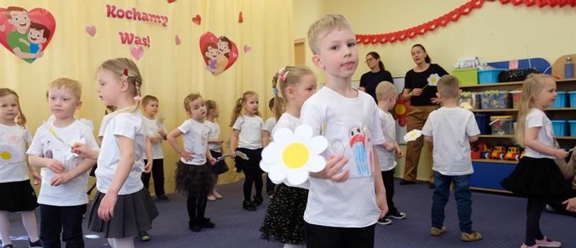 Świętowanie "Pod Kasztanem". Przedszkolaki dla mam