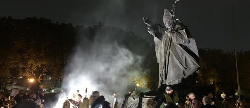 Procesja ze Świętymi we wtorkową noc z Jasnych Błoni do katedry