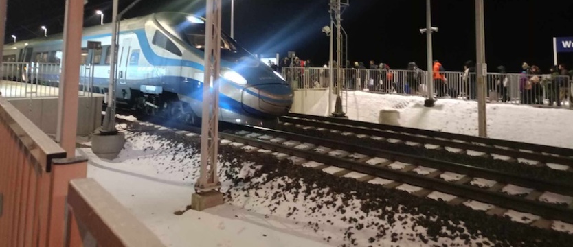 Pendolino potraciło mężczyznę we Wronkach. Pasażerowie dotrą później