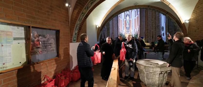 Wigilia samotnych i ubogich w bazylice. Życzenia i sześćset paczek dla potrzebujących 