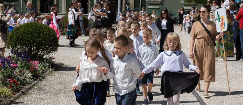 Przedszkole zakończyły polonezem.  Po wakacjach starszaki będą już uczniami