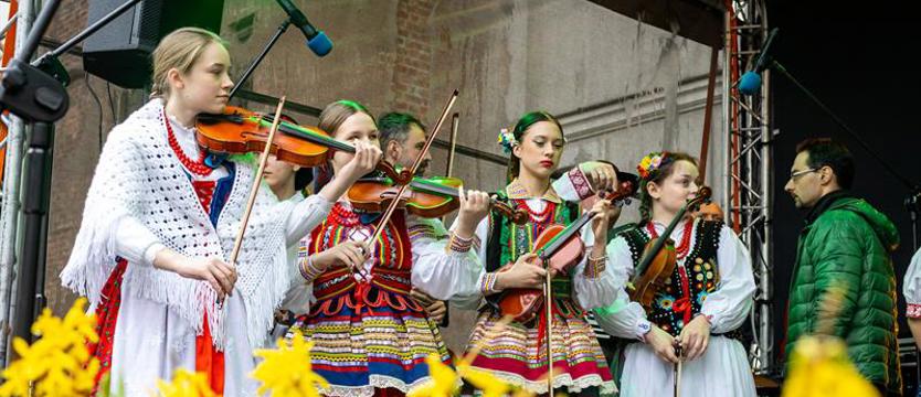 Kiermasz na Zamku Książąt Pomorskich. Ozdoby, smakołyki i koncerty