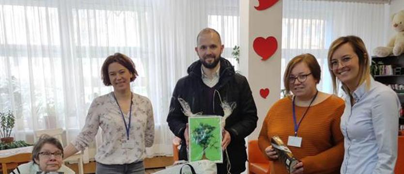 Ponad 1800 książek trafiło do seniorów