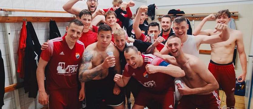 Piłka nożna. Iskierka dalej wygrywa