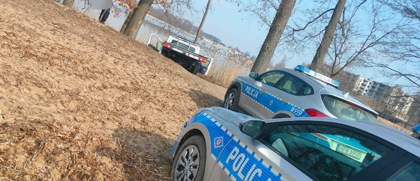 Uciekał kradzionym samochodem i prawie wjechał do jeziora