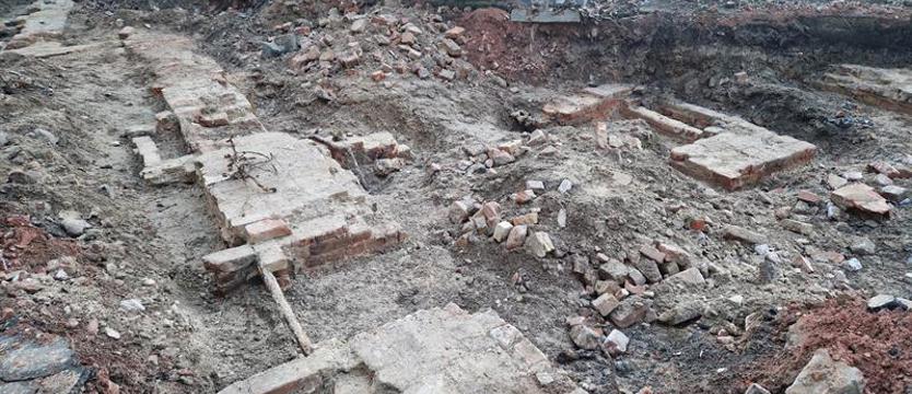 Stare kanały i fundamenty na pl. Orła Białego. Prace odsłoniły nowe zabytki archeologiczne