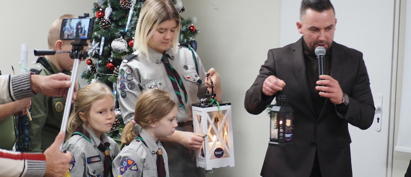 Harcerze przekazali Betlejemskie Światełko Pokoju