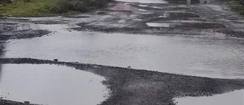 Fatalny stan drogi w Mierzynie. Mieszkańcy czekają na remont, gmina na wykonawcę