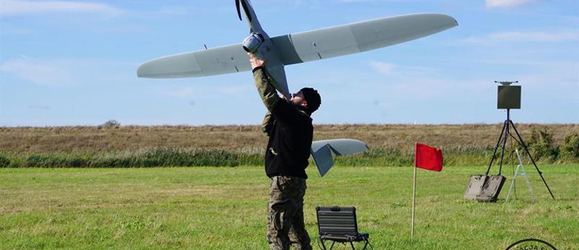 Żołnierze i strażacy pilnują wezbranej Odry. Przydaje się wojskowy sprzęt