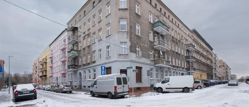 Zagadkowy narożnik  z tyłu dawnego Urzędu Pracy