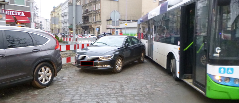 Wyjątkowo wysoki mandat za tamowanie przejazdu