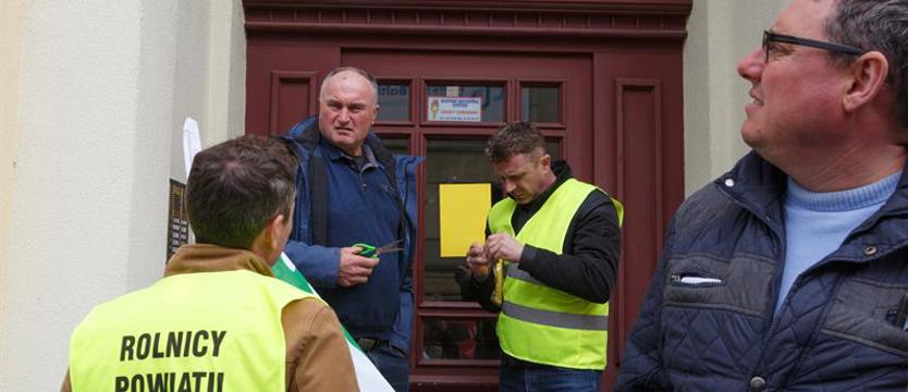Rolnicy u parlamentarzystów. Żółta kartka zamiast obornika