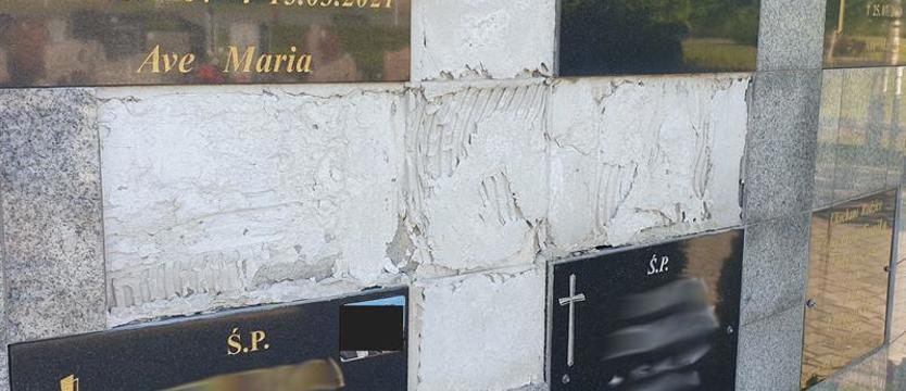 Spadają płytki ze ściany kolumbarium. Co na to zarządca nekropolii?