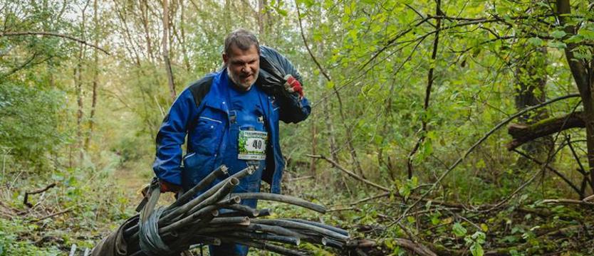 Ekstremalne sprzątanie terenu starej fabryki w Policach