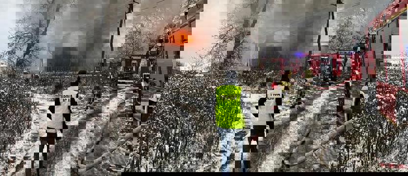 Cztery rodziny straciły dobytek życia. Ratowali ich policjanci