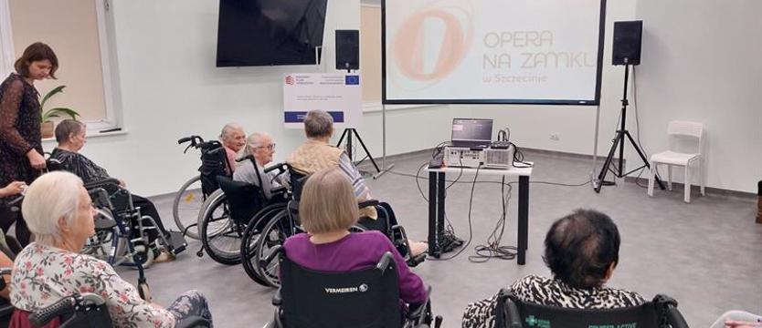 Opera przybywa do seniorów