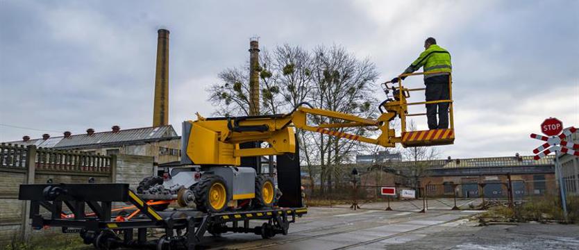 Stargardzka firma wyprodukowała nową maszynę szynowo-drogową