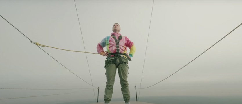 Krzysztof Gonciarz odwiedził Szczecin. Zjadł frytburgera z Fukajem, zobaczył Krzywy Las i skoczył z 250 metrów