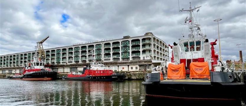 Portowe statki pożarnicze razem