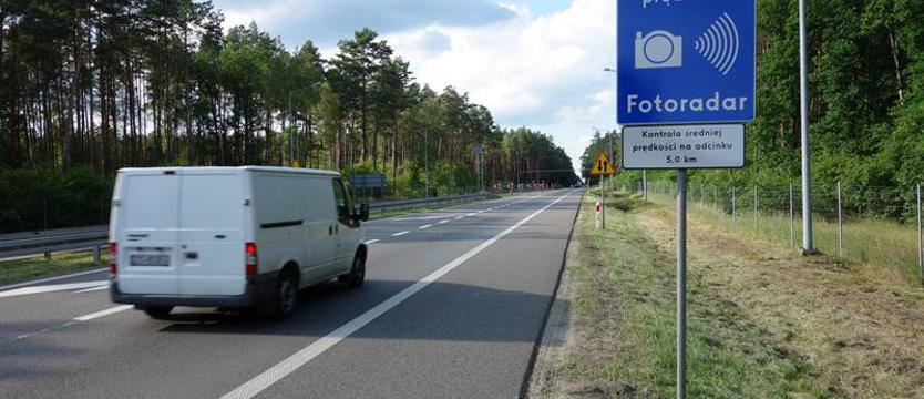 Nie wystarczy zwolnić przed radarem. Zmierzą średnią prędkość