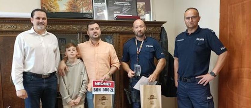 Policjant i turysta uratowali życie dziecku