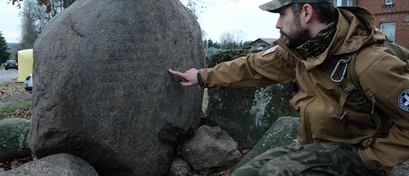 Z maczetami po cmentarzu