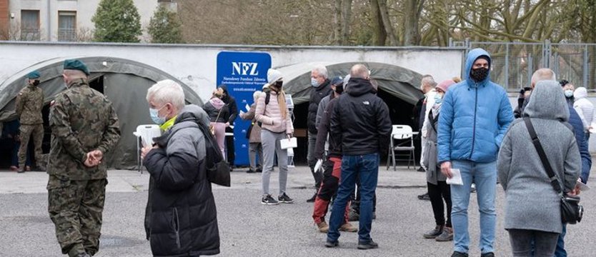 Przy Szpitalu Wojskowym w Szczecinie zaszczepiło się 2,5 tys. osób. Na chętnych czekają jeszcze 2 dni
