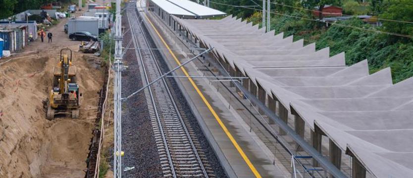 Zabytkowa wiata i nowy peron