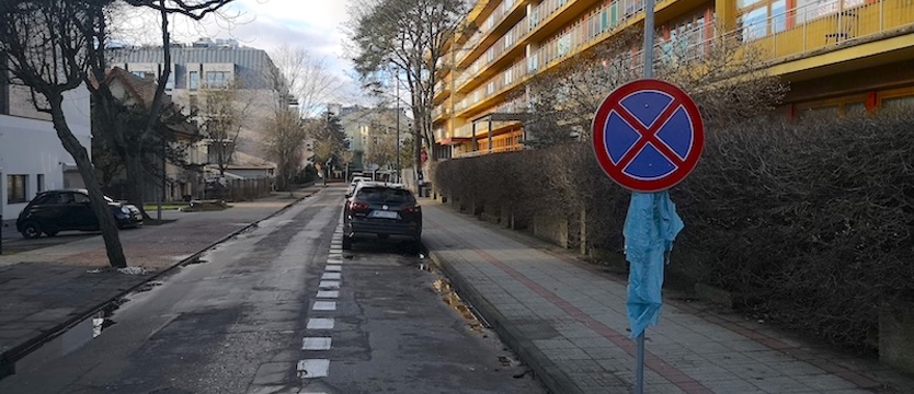 Bezsensowny zakaz parkowania przed świnoujskim hotelem