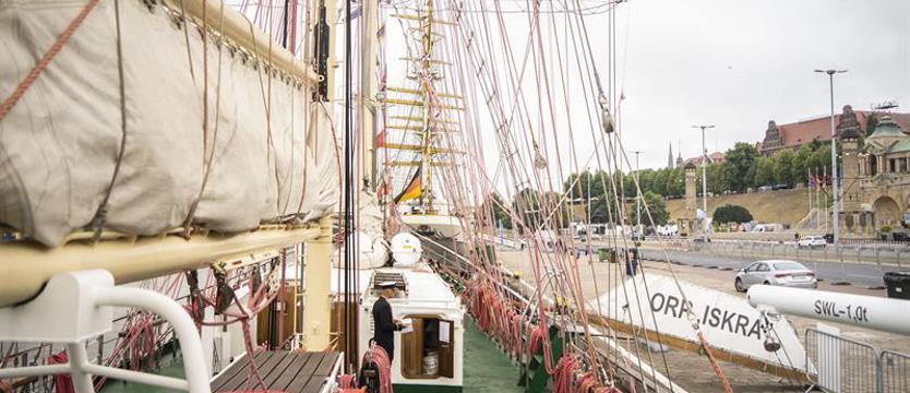 Iskra u stóp Wałów Chrobrego. Można wejść na pokład