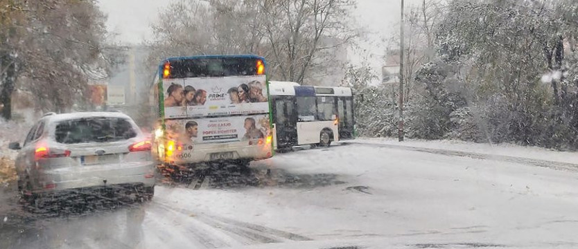 Pierwszy śnieg w Szczecinie. Wyjechały piaskarki, problemy komunikacji miejskiej